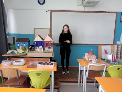В последните дни на м. май и началото на м. юни в 17 СУ „Дамян Груев“ се проведоха финалните  представителни изяви на сформираните за изминаващата учебна година групи за  Занимания по интереси. 15